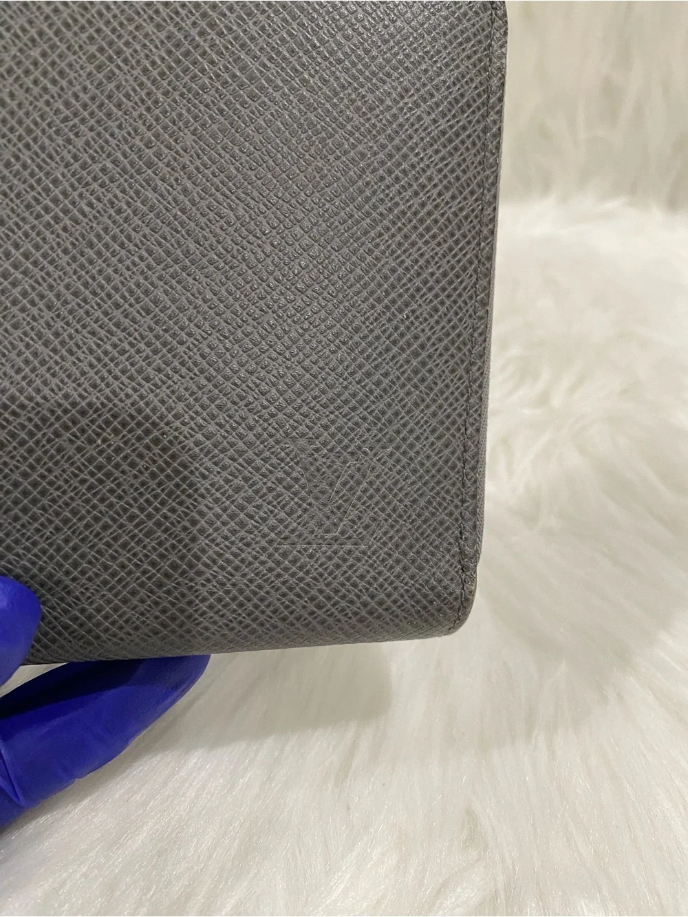 Louis Vuitton Men's Gray Taiga Leather Zip-Around Wallet - Organizer - Picture 14 of 16